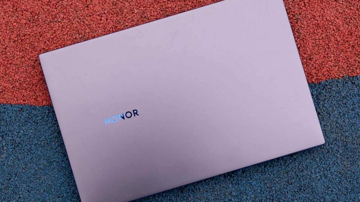 Боковая сторона ноутбука Honor MagicBook X 14 на стеклянном полусреднем покрытии