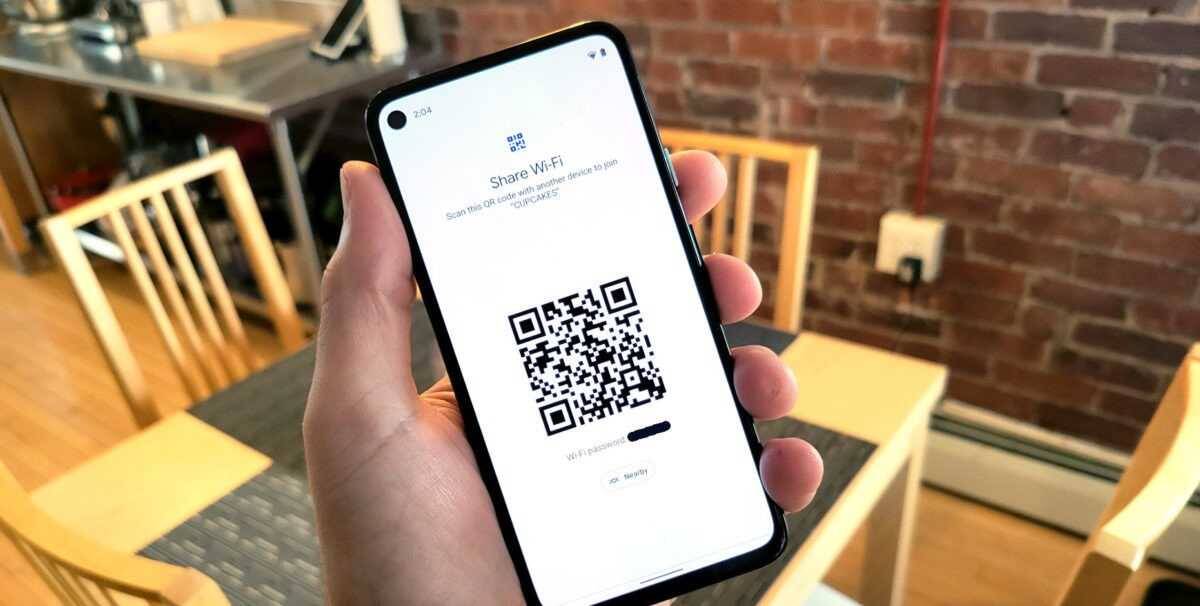 Смартфон Samsung с QR-кодом для Wi-Fi обмена