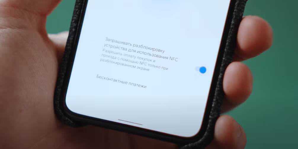 Камера iPhone 15 Pro Max с тремя объективами крупный план