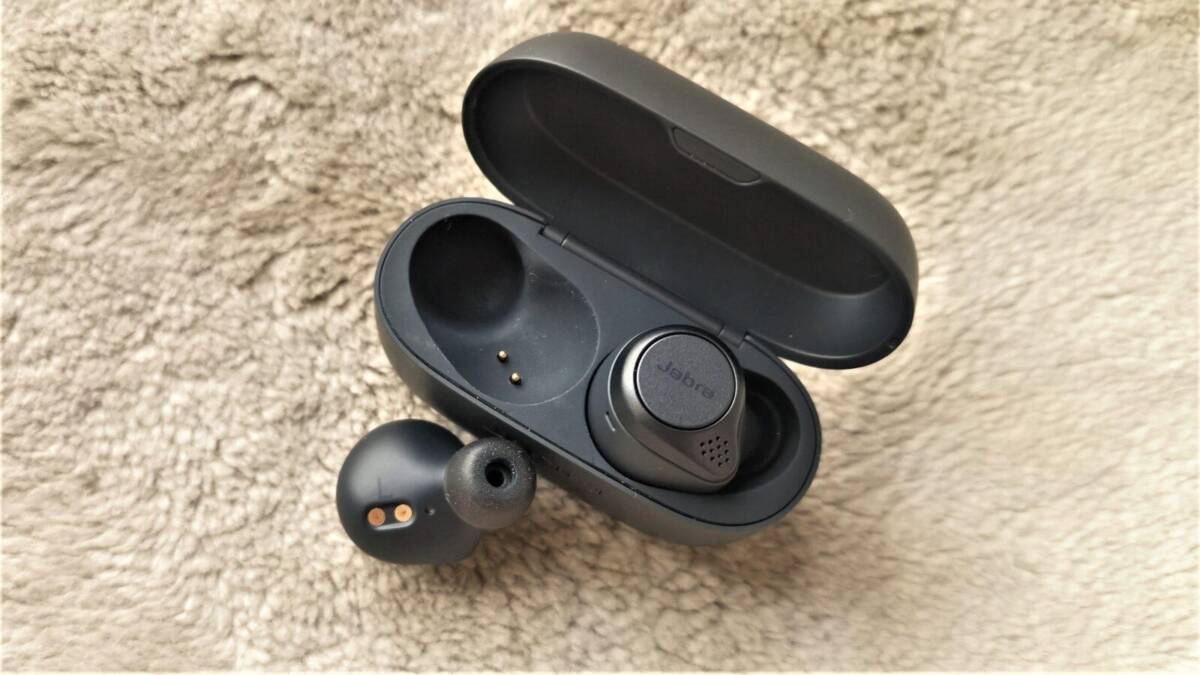 Наушники Jabra Elite active 75t в зарядном кейсе
