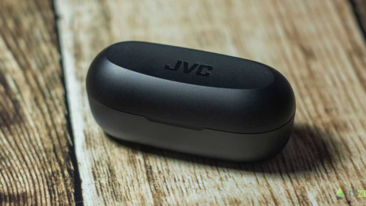 Наушники JVC HA-A7T в закрытом чехле на деревянной поверхности
