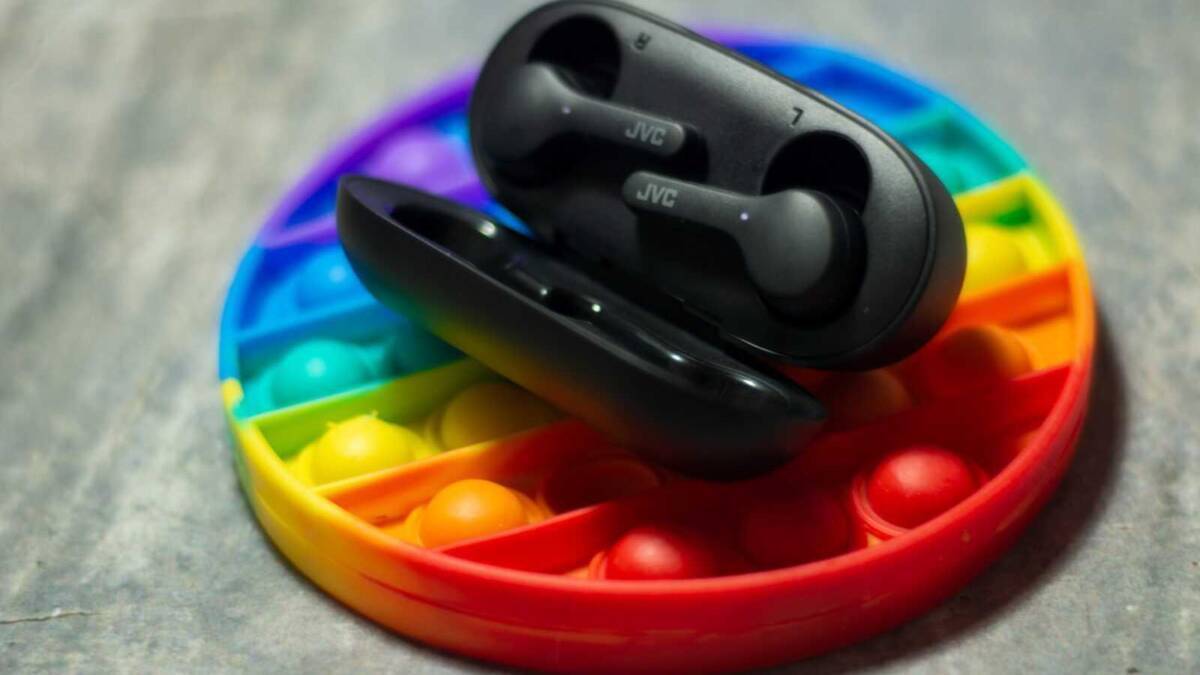 Беспроводные наушники JVC HA-A7T на цветной подставке