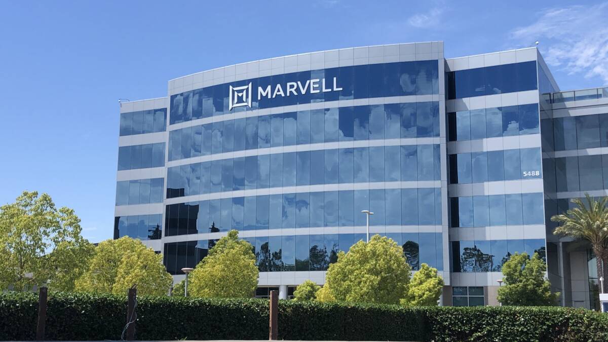 Стеклянный фасад современного офиса Marvell в Санта-Кларе с отражением облаков