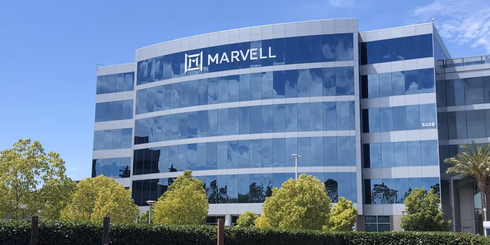 Marvell представили первые SSD-контроллеры с поддержкой PCIe 5.0 и впечатляющей скоростью чтения 2 marvell santa clara front 4032x3024 72ppi