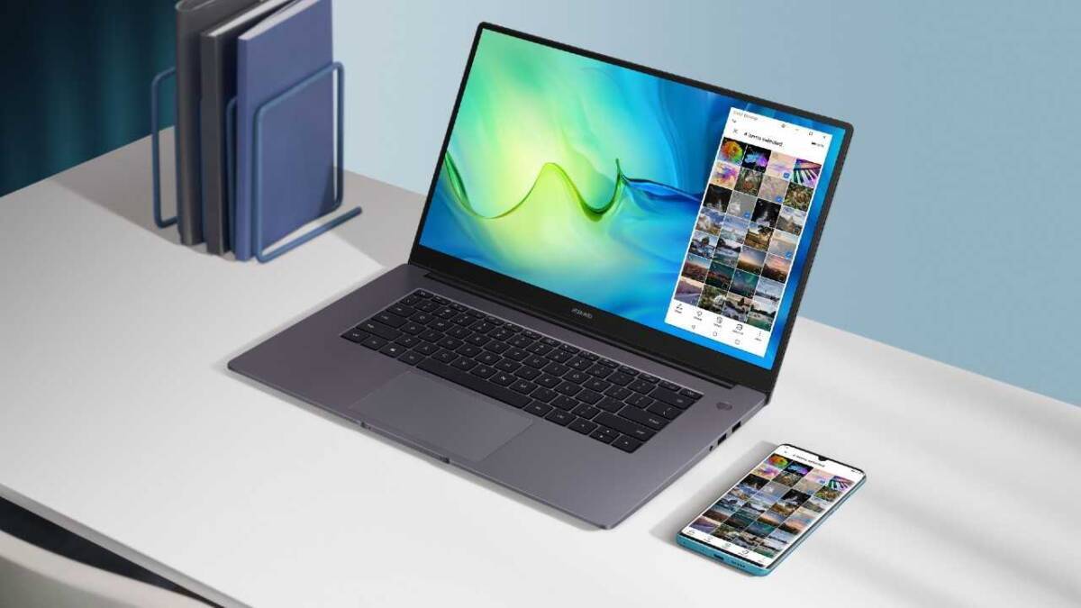 Ноутбук Huawei MateBook D 15 с открытым экраном на рабочем столе