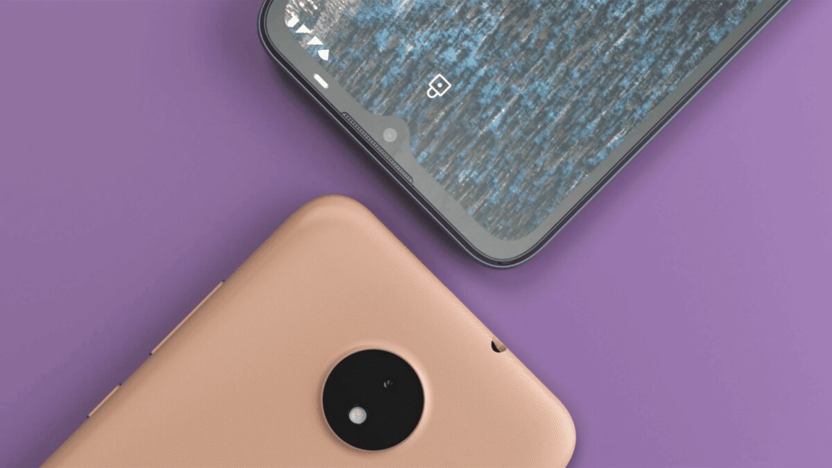 Задняя часть смартфона Nokia C20 Plus с камерой на заднем плане