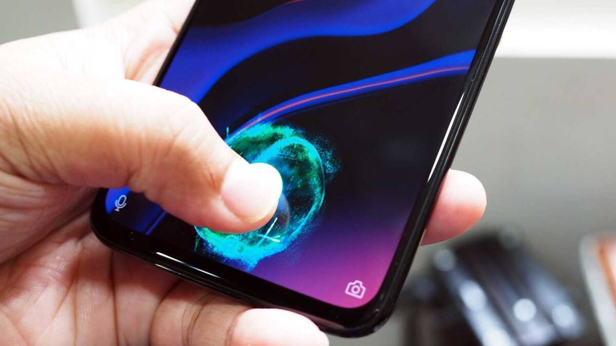 Смартфоны начнут массово переходить на OLED-дисплеи 5 Рука держит смартфон с OLED-дисплеем и интерфейсом