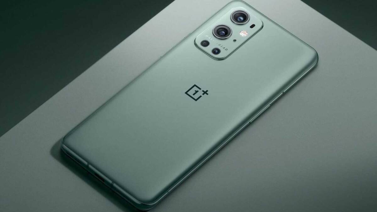 Смартфоны OnePlus 9 и Xiaomi Mi 11 испытывают серьезные проблемы после установки Android 12 6 Задняя панель смартфона OnePlus 9 с тремя камерами и логотипом