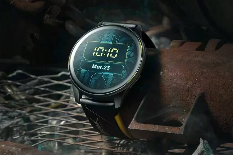 Умные часы OnePlus Watch Cyberpunk Limited Edition на руке с цифровым дисплеем и подсветкой