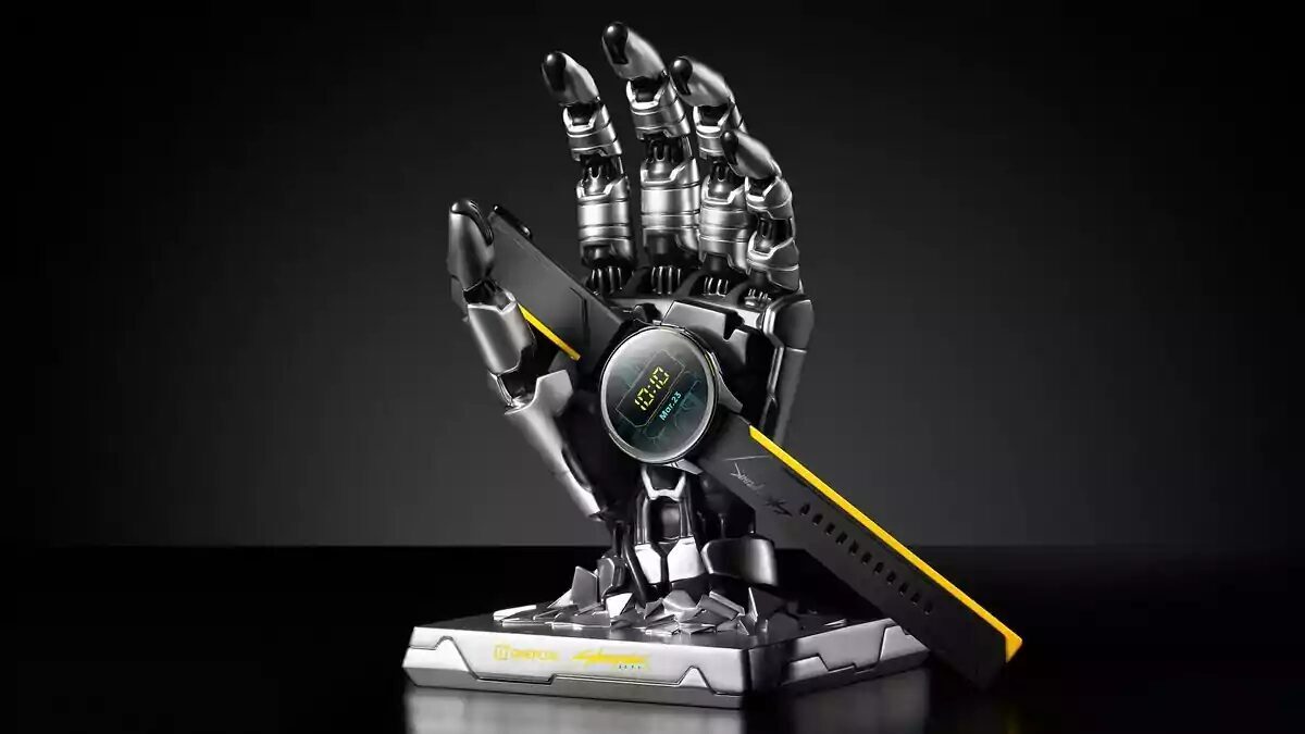 Умные часы OnePlus Watch Cyberpunk Limited Edition на подставке с черным ремешком