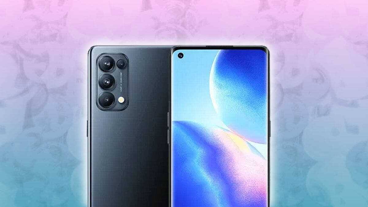 Смартфон OPPO Reno6 с тремя камерами сзади и фронтальной камерой в левом верхнем углу дисплея