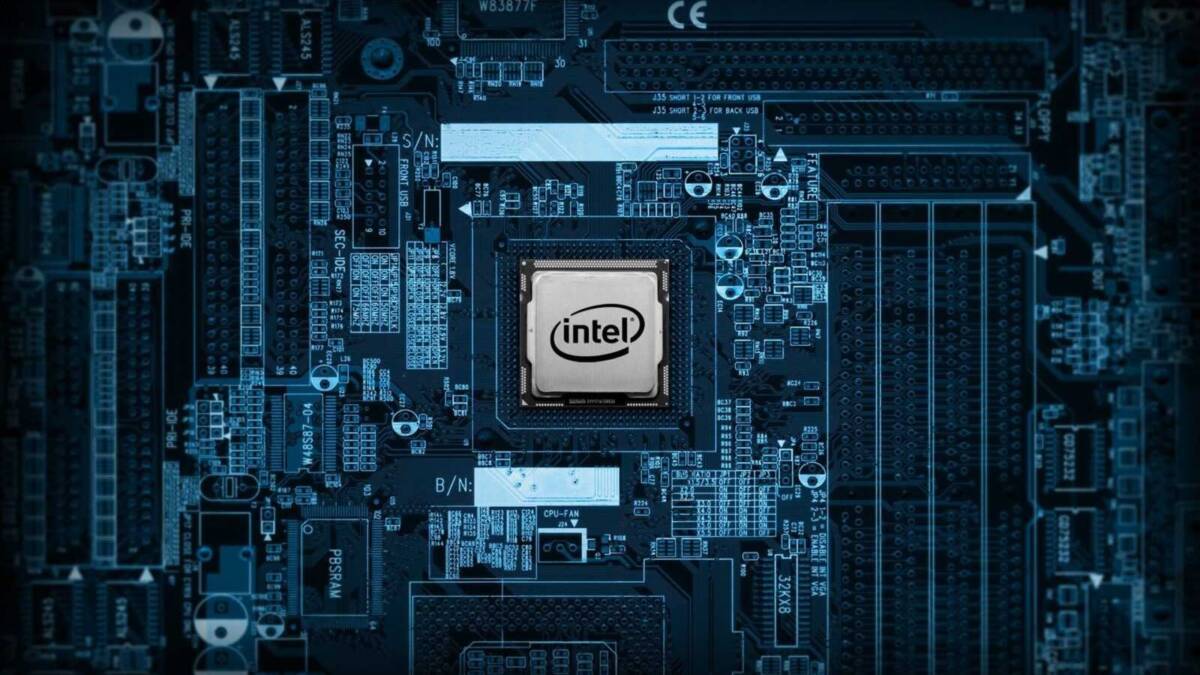 Материнская плата с процессором Intel Tiger Lake Refresh крупным планом