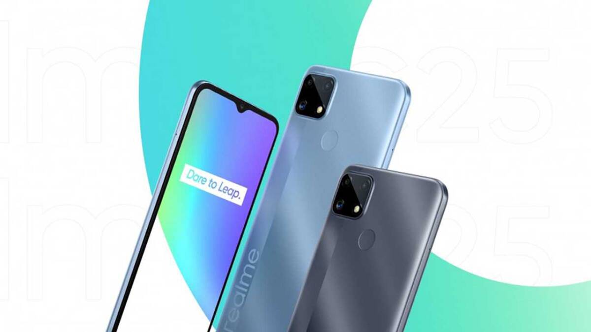 Смартфон Realme с черной задней панелью и треугольной камерой