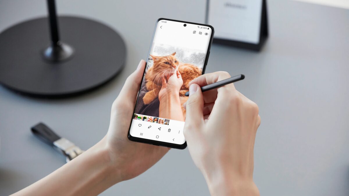 Смартфон Samsung Galaxy S21 с отображением фотографий кота