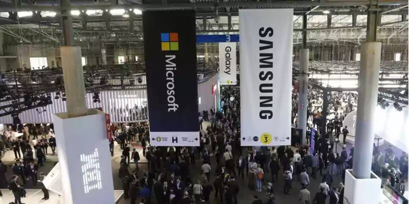 Выставочный зал с большими баннерами Samsung и Microsoft