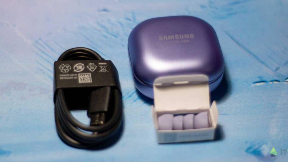 Кейс для наушников Samsung Galaxy Buds Pro и кабель зарядки