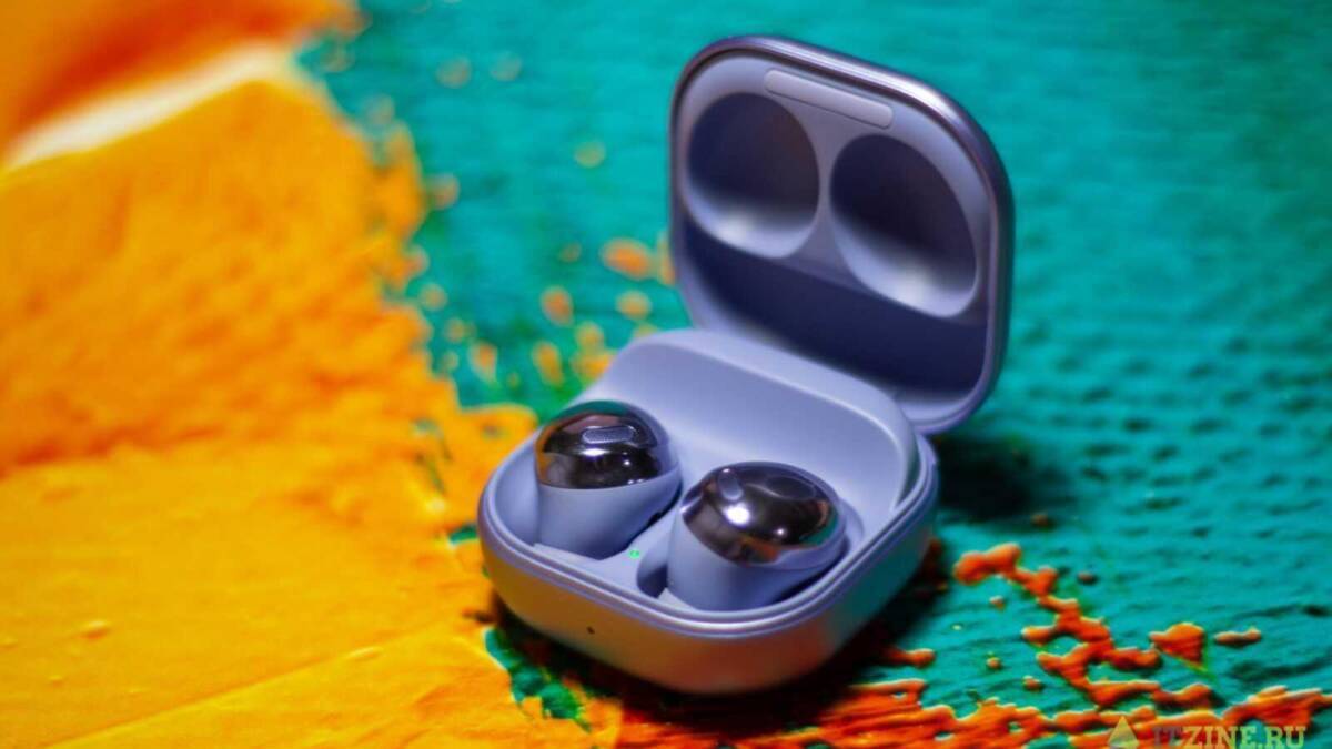 Bluetooth-гарнитура Samsung Galaxy Buds Pro в кейсе на цветастом фоне