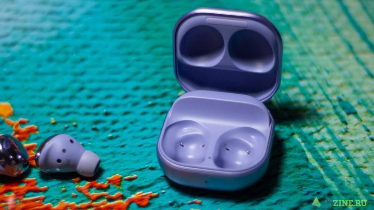 Беспроводные наушники Samsung Galaxy Buds Pro в кейсе на ярком фоне