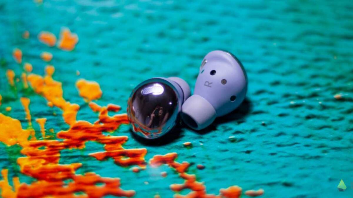 Наушники Samsung Galaxy Buds Pro ложатся на голубую поверхность