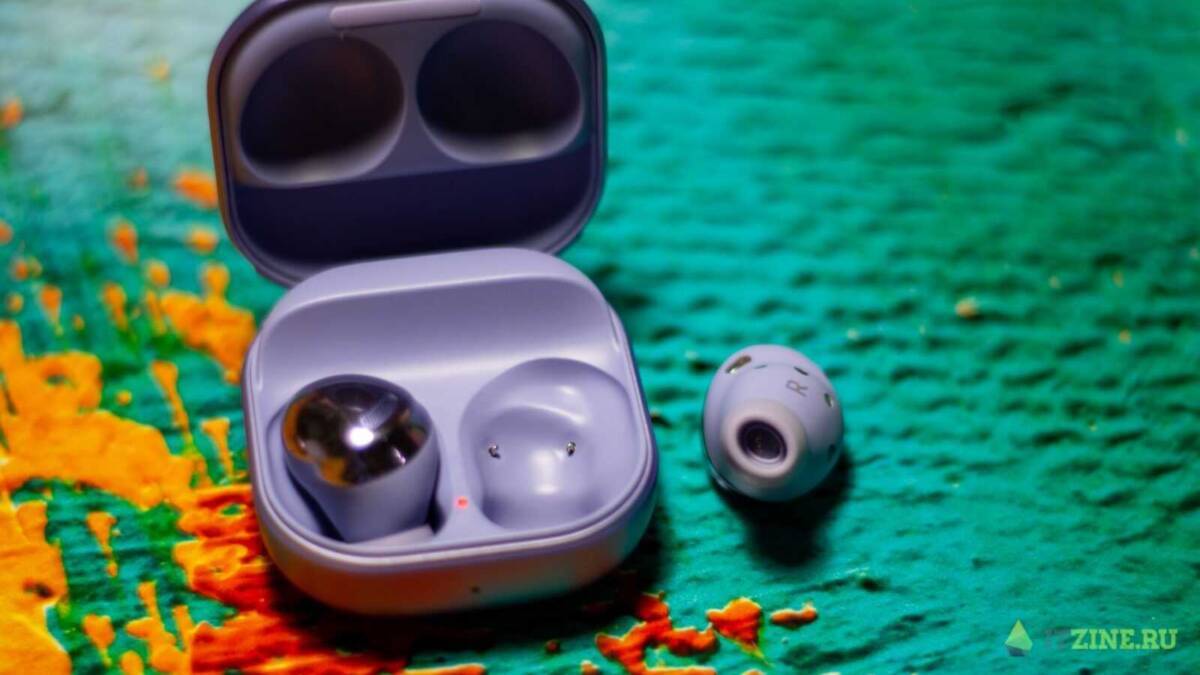 Наушники Samsung Galaxy Buds Pro в чехле и один из них вне