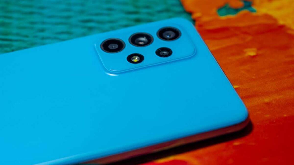 Задняя панель смартфона Samsung Galaxy A52 с четырьмя камерами