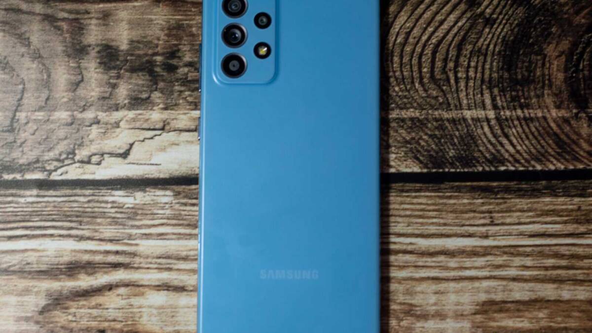 Смартфон Samsung Galaxy A52 с четырьмя камерами на задней панели