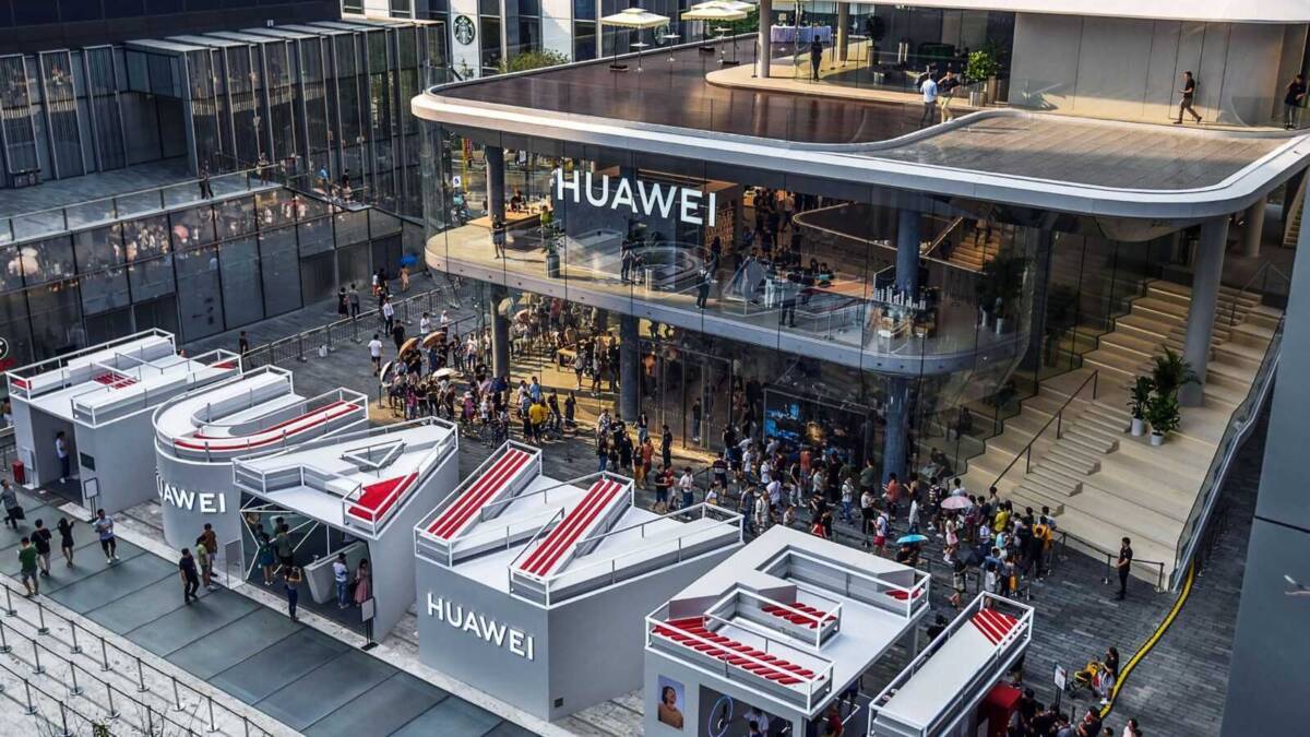 Посетители у стенда Huawei на выставке в торговом центре, очередь у бренд-зоны