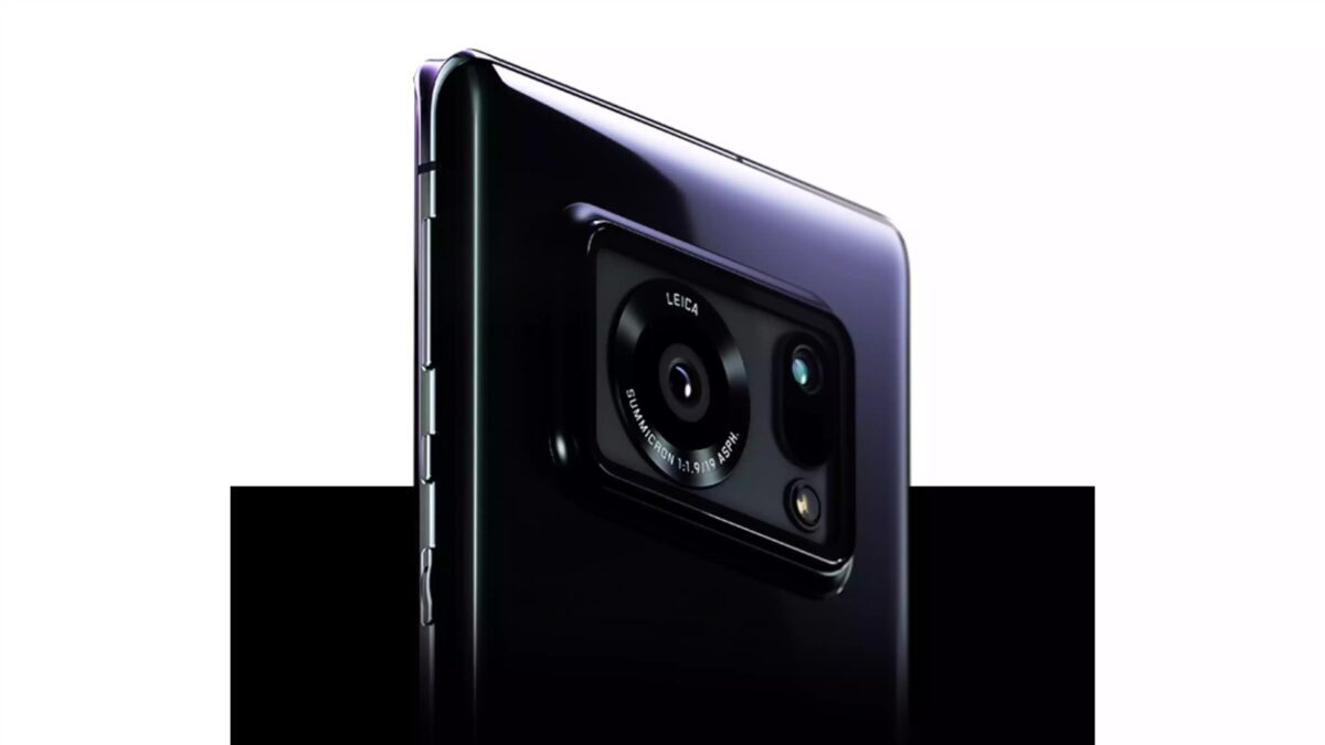 Задняя часть смартфона Sharp Aquos R6 с камерой и объективами