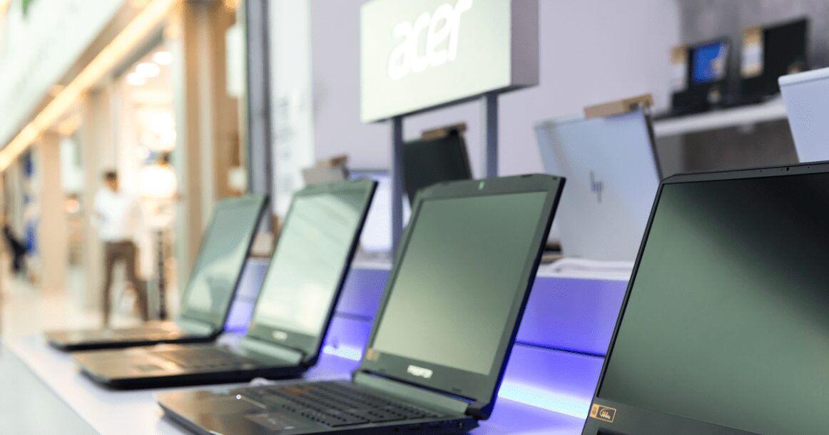 Acer открыла свой первый в России офлайн-магазин 3 Ленты с ноутбуками Acer в магазине в России