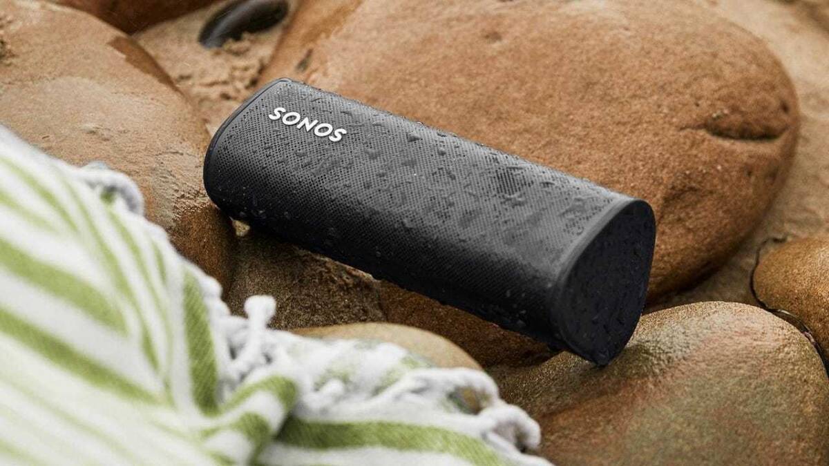 Портативная колонка Sonos Roam на каменистой поверхности