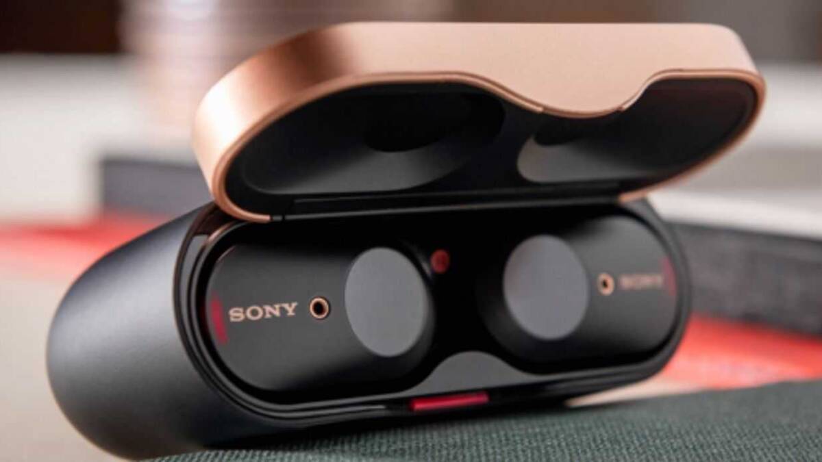 Наушники Sony WF-1000XM4 в открытом кейсе на столе