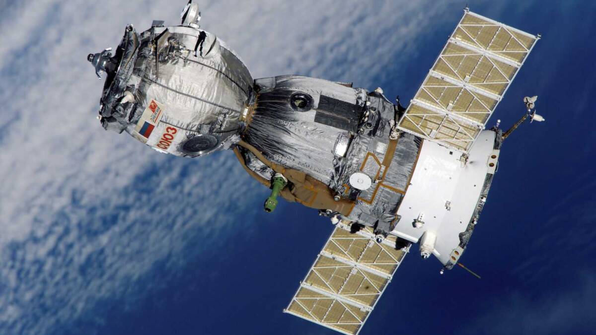 Космический корабль «Союз» на орбите: вид Земли на заднем плане