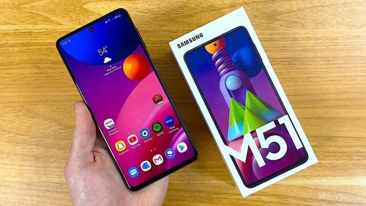 Смартфон Samsung Galaxy M51 в руке и его упаковка