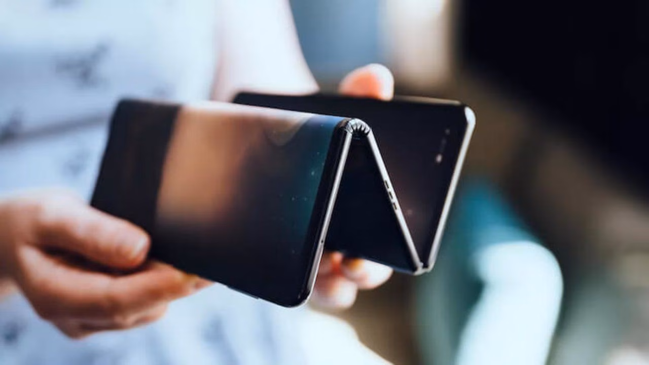 Samsung планирует продать 7 миллионов складных смартфонов к концу 2021 года 3 tcl fold 1280x720 1