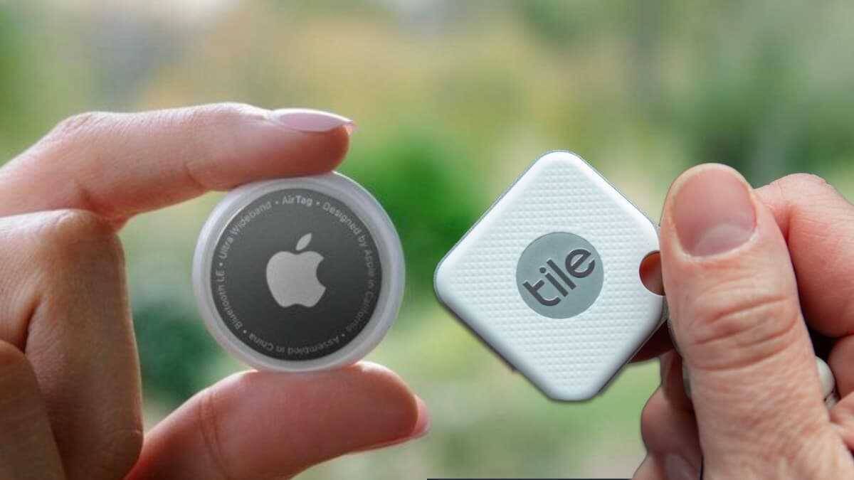 Трекеры Tile и Apple AirTag на руках, сравнение устройств поиска с поддержкой Amazon