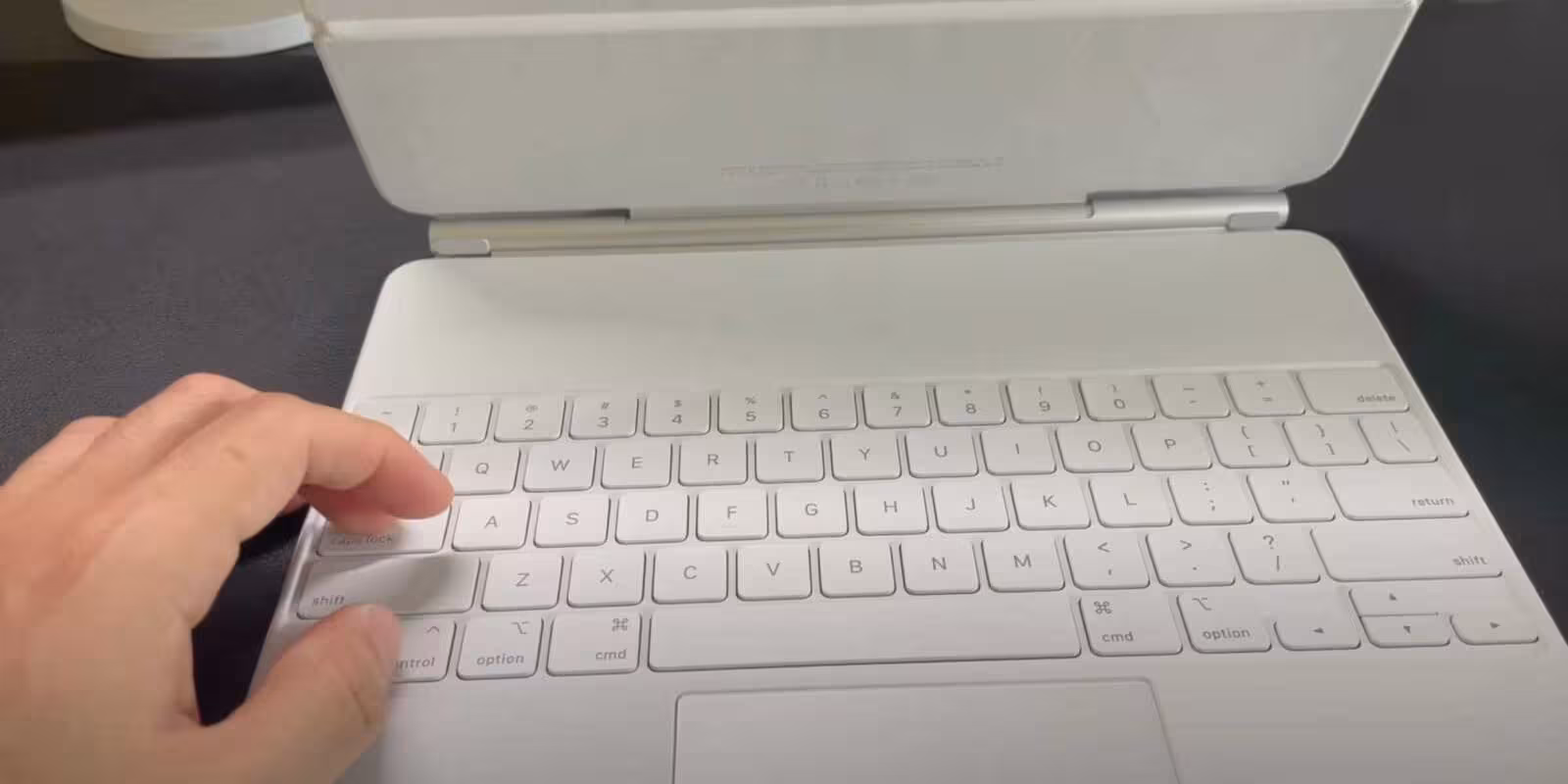 Первый взгляд на белую клавиатуру Magic Keyboard для iPad Pro 1 white magic keyboard video