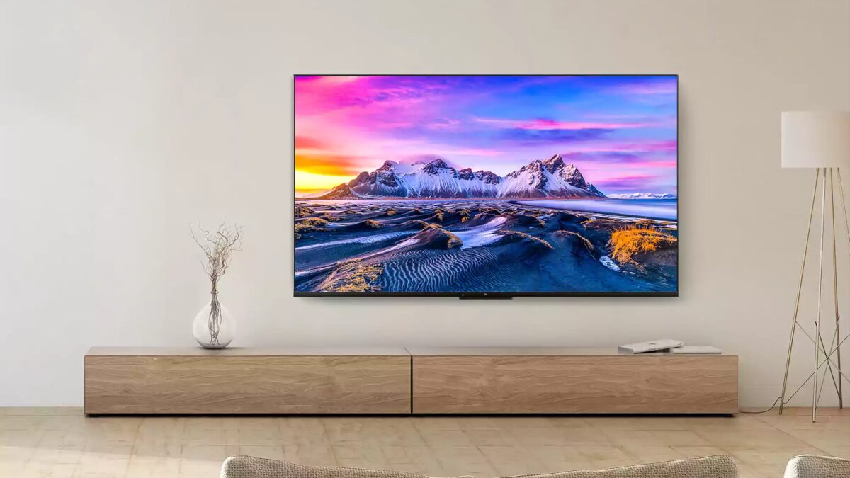 Представлены телевизоры Xiaomi Mi TV P1: новый пульт, HDMI 2.1, Dolby Vision и многое другое 5 ТВ Xiaomi Mi TV P1 на стене в гостиной