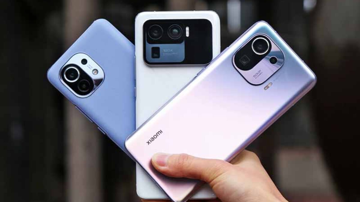 Три смартфона Xiaomi Mi 11 с задними камерами на переднем плане
