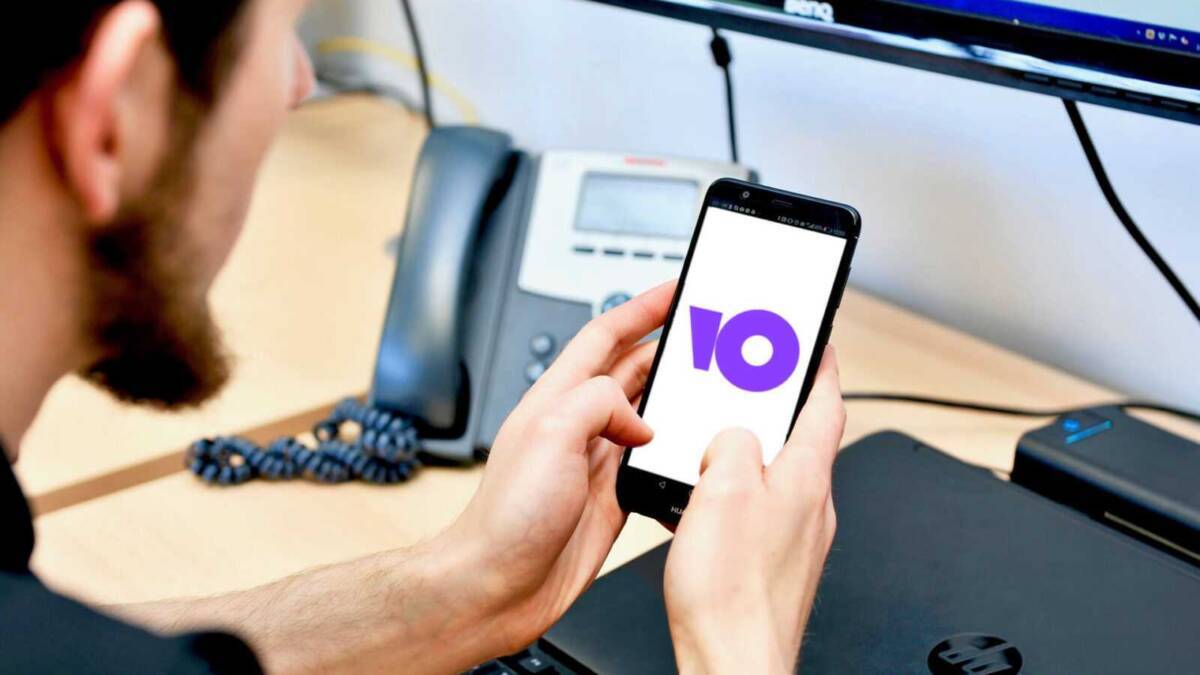 Человек держит смартфон Huawei с большим белым экраном