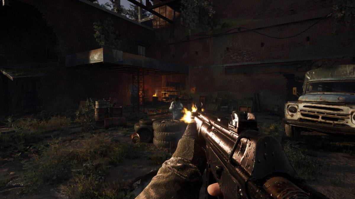 Кадр от первого лица в S.T.A.L.K.E.R. 2: Сердце Чернобыля в заброшенной зоне с оружием и мусором