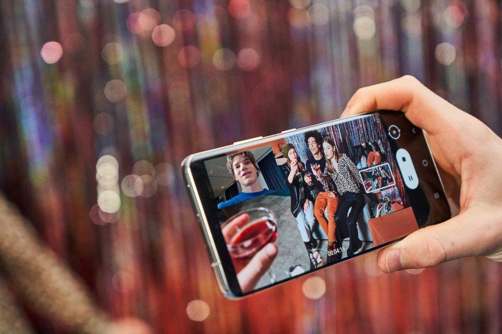 Объявлены размеры дисплеев смартфонов линейки Samsung Galaxy S22 5 08 galaxys21 ultra lifestyle cut 201231021259 1024x683 1