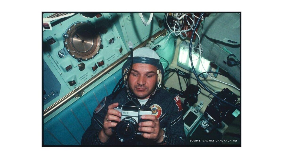 Фотокамеру Leica, которая была в космосе, и фоторужьё продадут на аукционе 4 Командир экипажа