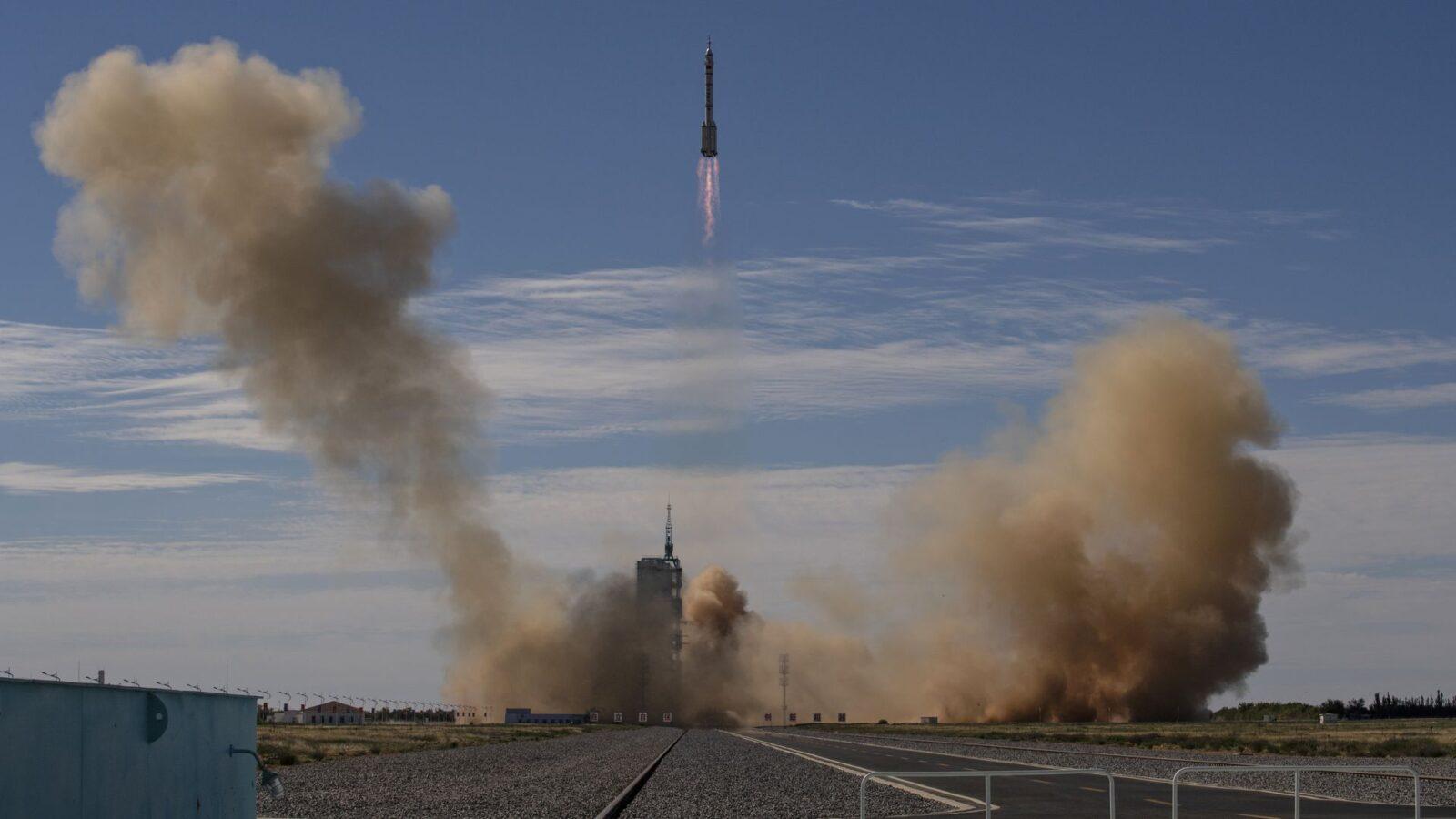 Китай запустил первых космонавтов на новую космическую станцию 3 1623894984179