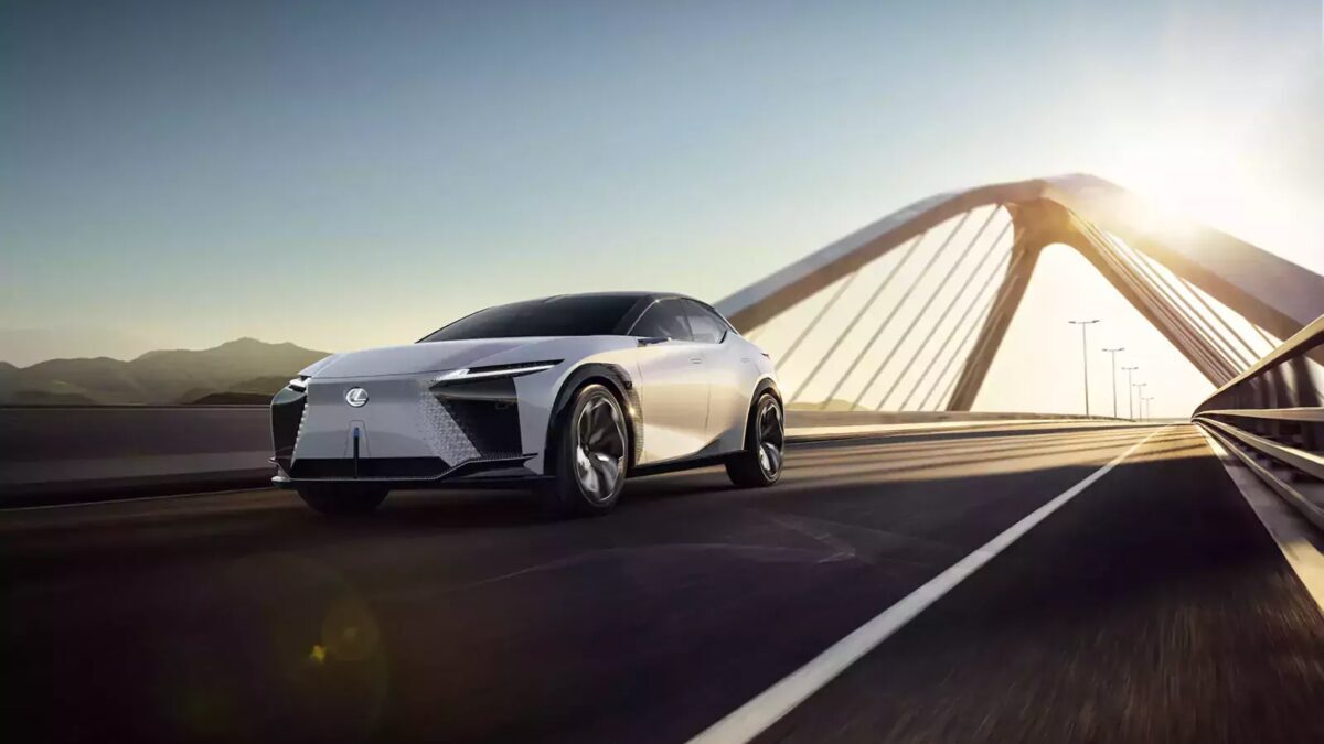 Электромобиль Lexus LF-Z на мосту в солнечную погоду