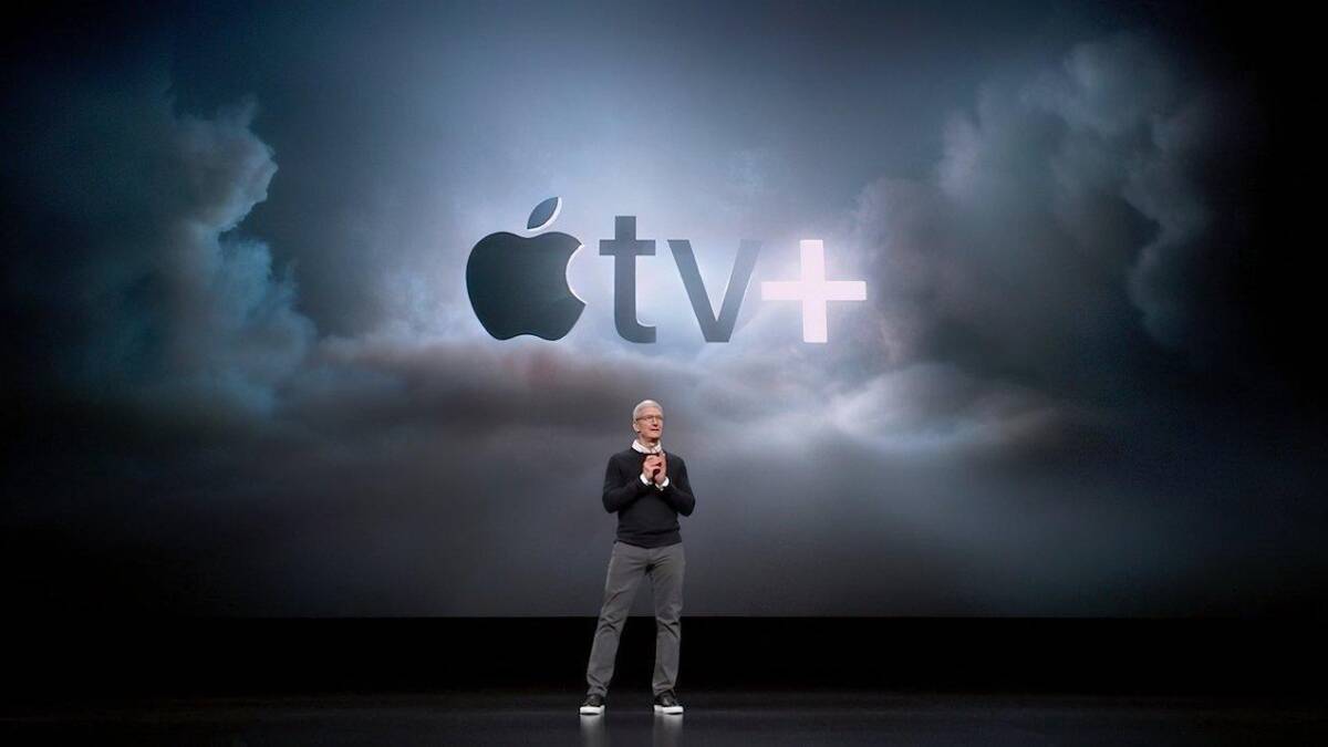 Фильмы Apple TV+ получили 25 номинаций на премию Daytime Emmy Award 3 Лицо человека на сцене с логотипами Apple tv+ и Apple в фоне
