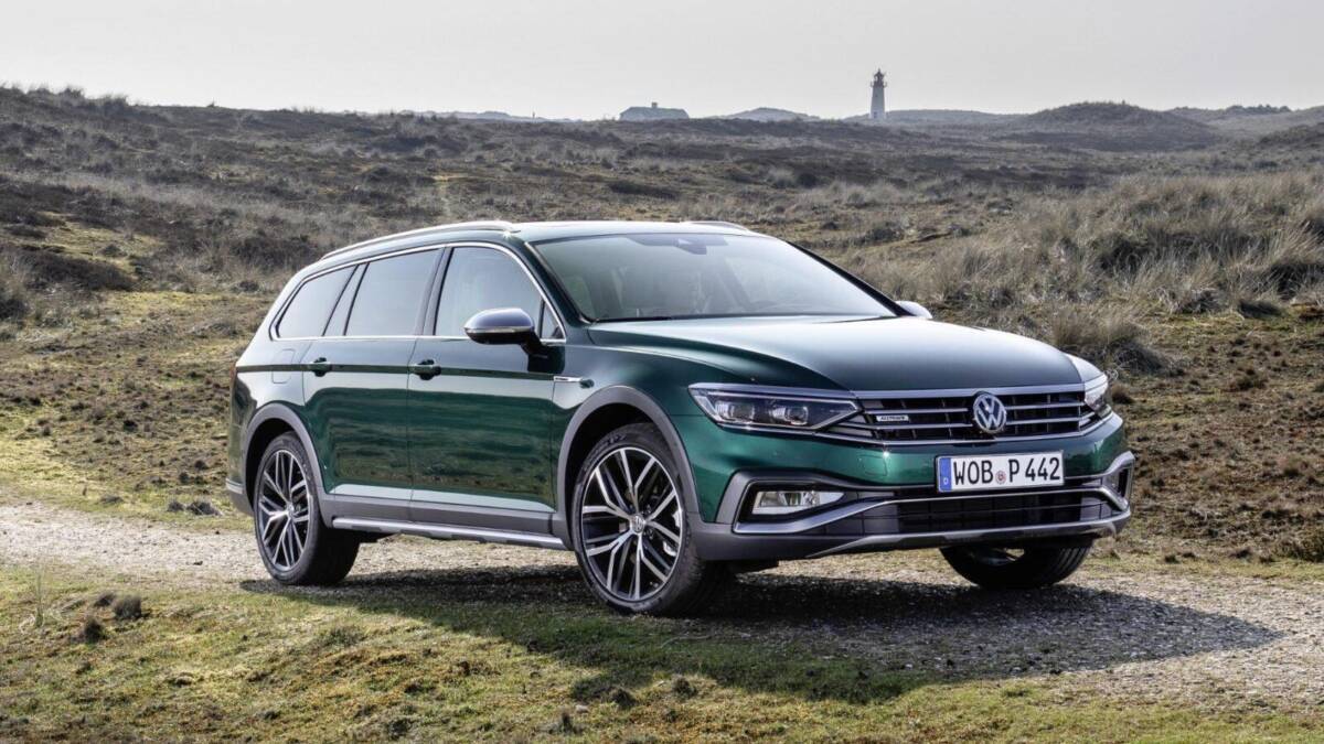 Зеленый Volkswagen Passat Alltrack на природном фоне