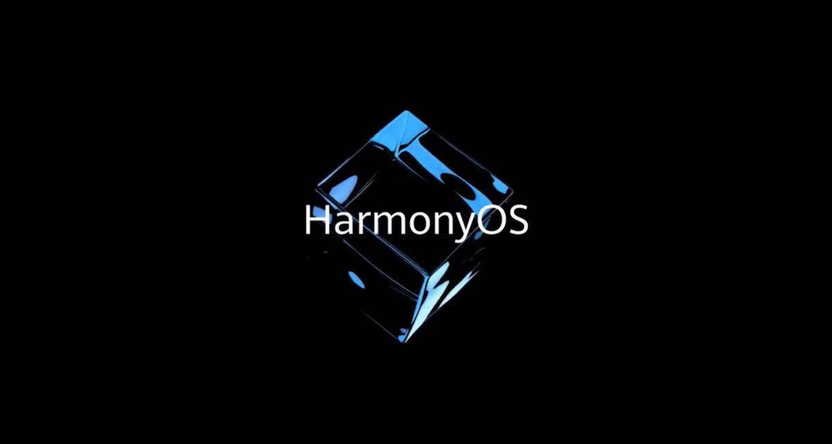 Черный холодильник Midea с логотипом HarmonyOS на темном фоне, демонстрация дизайна