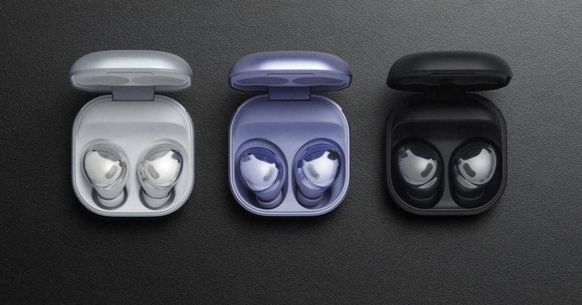 Беспроводные наушники Samsung Galaxy Buds 2 в трех цветах, показаны в зарядном футляре