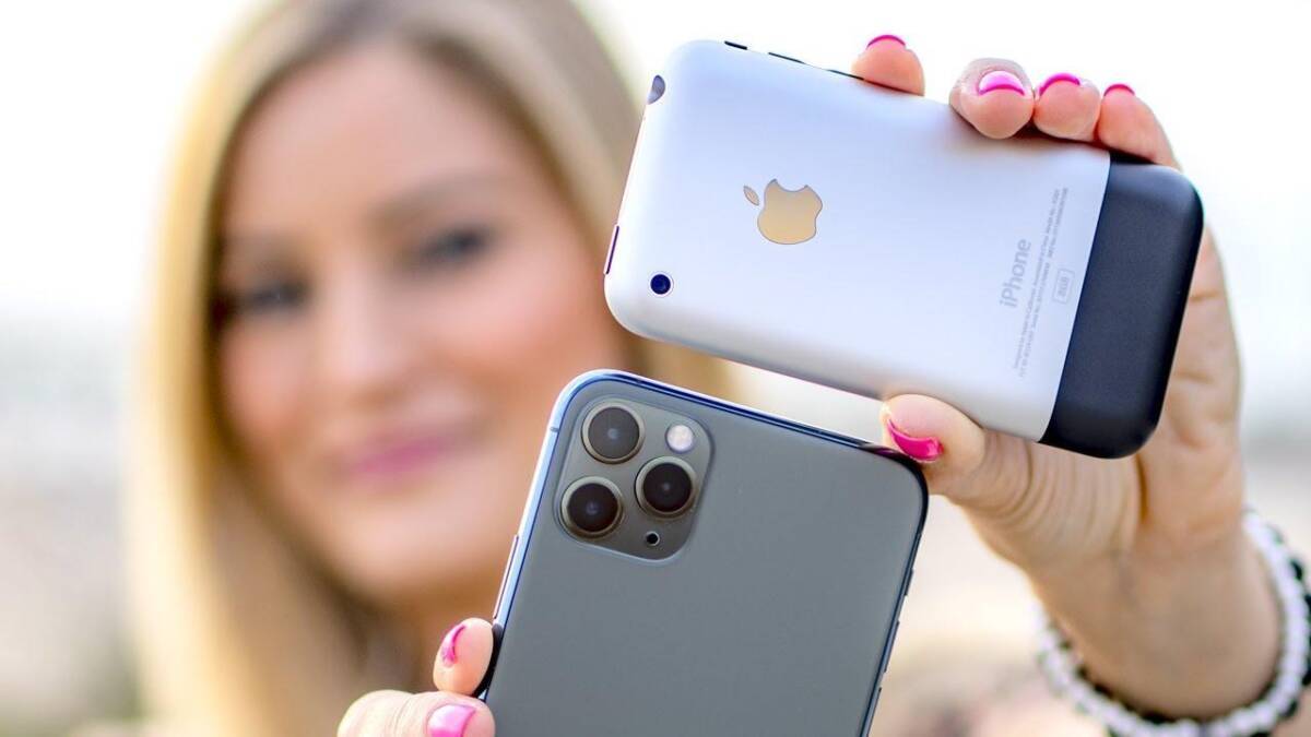 Девушка делает селфи с iPhone и фотографирует на iPad на улице, иллюстрация к истории Apple
