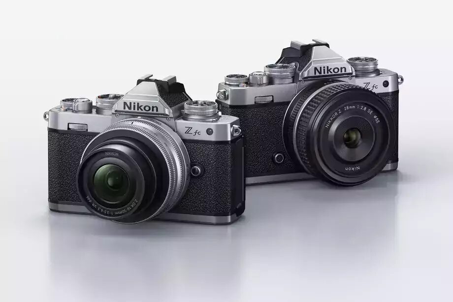 Две камеры Nikon Z FC с объективами 28 мм и 50 мм